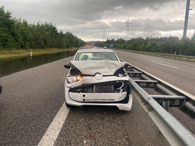 Auffahrunfall auf der A1 infolge Starkregen. Foto: Polizei AG