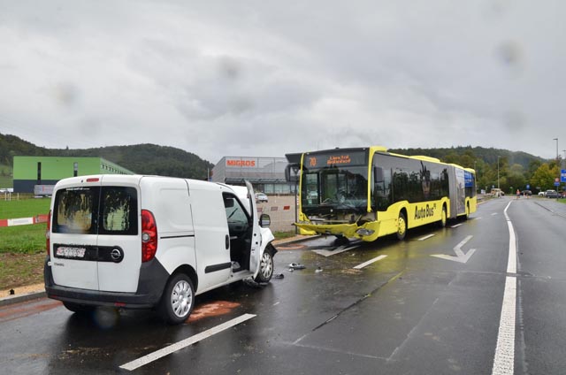 Ein Personenwagen kollidierte mit einem Linienbus. Foto: Polizei BL