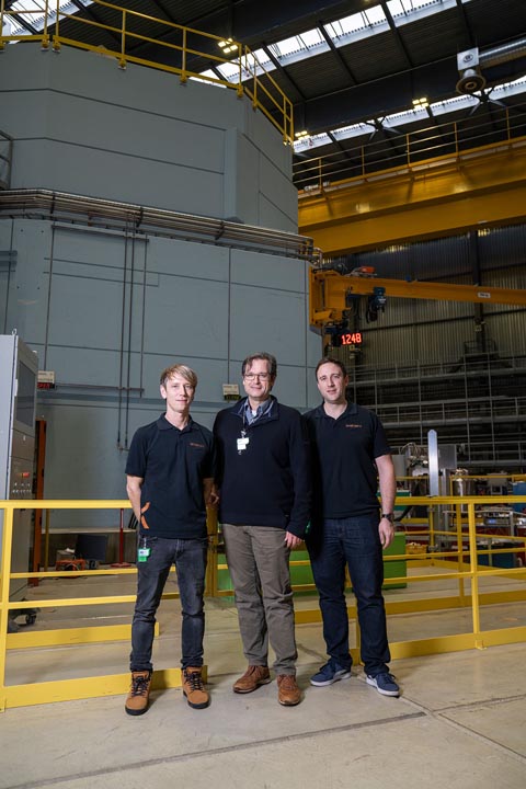  Phillippe Würsch (links) und Matthias Wagner (rechts) von ANAXAM schätzen die gute und enge Zusammenarbeit mit David Mannes vom PSI, die auch im Fall der Untersuchungen von Bremskolben erfolgreich verlief. (Foto: Paul Scherrer Institut/Mahir Dzambegovic)