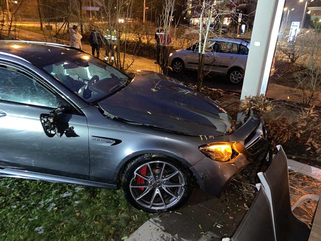 Mutmasslich alkoholisiert in Terassenpfeiler gelandet. Foto: Polizei AG