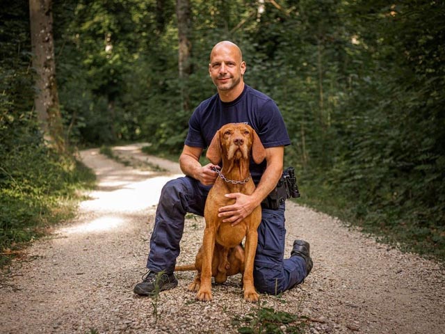 Personenspürhund «Falu» mit seinem Hundeführer. Foto: Polizei BL