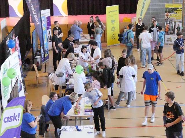 Reges Treiben herrschte bei der Berufsschau «Schule trifft Wirtschaft». Foto: Jörn Kerckhoff