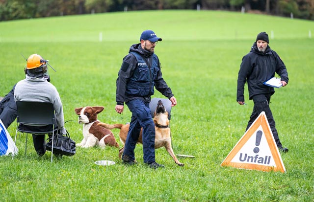 Peter Aebi mit «Ace» bei der Disziplin «Unterordnung». Foto: Polizei BL/BS