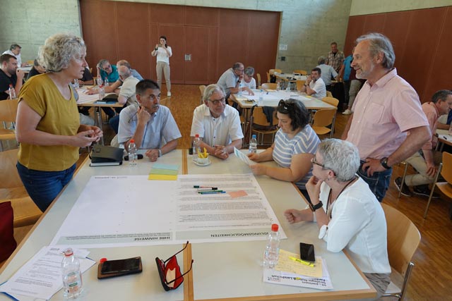 Der Anfang. Wohnraumentwicklung und Raumplanung wurden bereits im Sommer 2023 in Möhlin diskutiert. Mit dabei war auch Françoise Moser, vorne rechts im Bild. Foto: Peter Schütz
