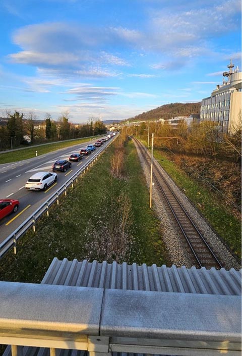 Stau auf der K130 vor Laufenburg. Das Bahntrasse ist frei. Foto: zVg