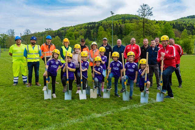 Vereinsmitglieder mit Junioren, Gemeindevertreter und Bauverantwortliche nahmen am Montag den Spatenstich vor. Foto: Teamscheiben Zeiningen