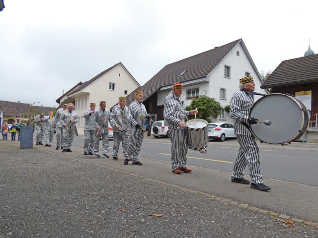 Darf am 11.11. nicht fehlen: Die Alti Garde unterwegs zur Fasnachtseröffnung. Foto: Jörg Wägli