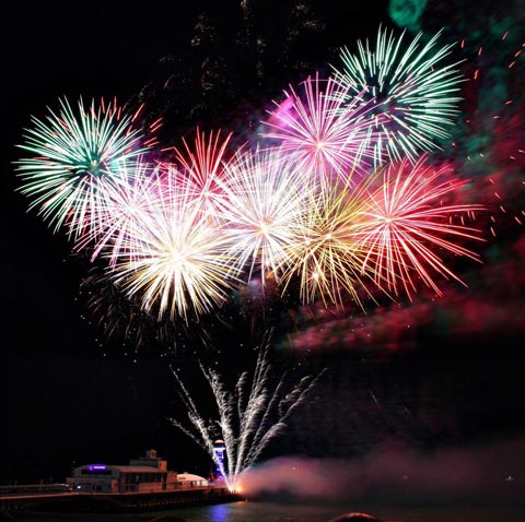 Feuerwerk ist schön anzusehen, aber bei der Einfuhr von Feuerwerkskörpern gelten strenge Richtlinien. Foto: bazg