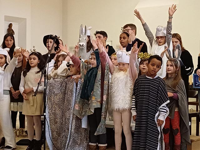 Der Kinder- und Jugendchor des Seelsorgeverbandes Eiken-Stein führte das Musical «Die drei vom Stall» auf. Foto: Fabrice Müller