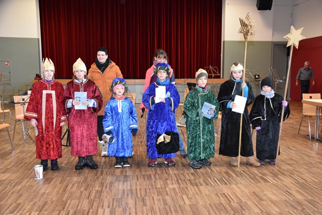 Auch die Sternsinger statteten dem Neujahrsapéro einen Besuch ab. Foto: Jörg Wägli