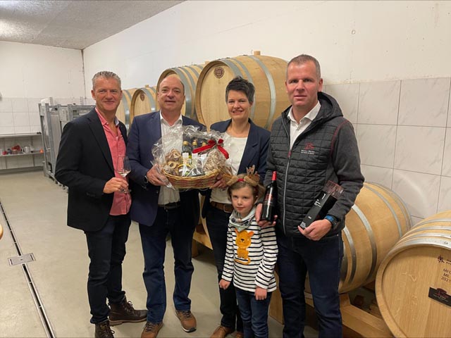 Von links: Roland Michel (Präsident Branchenverband Aargauer Wein), Markus Dieth (Landammann Kanton Aargau und Landwirtschaftsdirektor) und Familie Büchli. Foto: Copyright Kanton Aargau