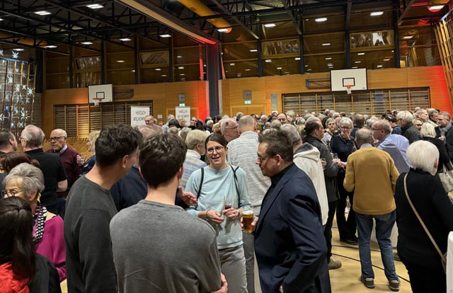 Ausgelassene Stimmung beim anschliessenden Apéro. Foto: Lilia Staiger