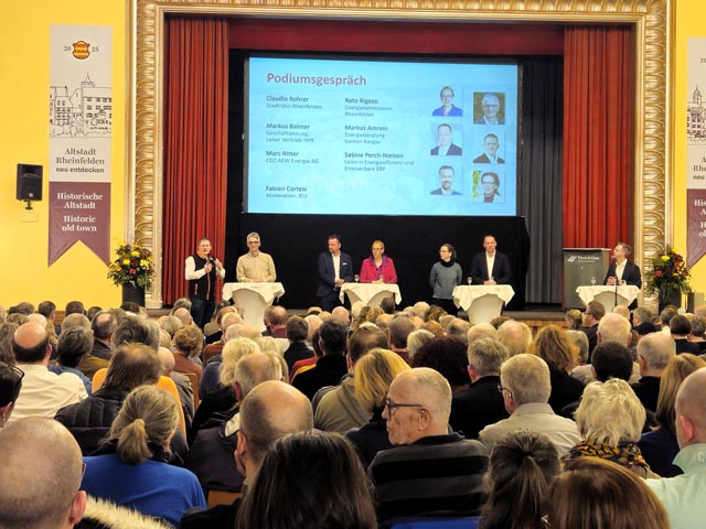 Vertreterinnen und Vertreter der Stadt Rheinfelden, der AEW Energie AG und der IWB sowie weitere Energiefachpersonen haben an einer gut besuchten Informationsveranstaltung interessierte Einwohnerinnen und Einwohner über die Zukunft der Wärmeversorgung informiert. Foto: zVg