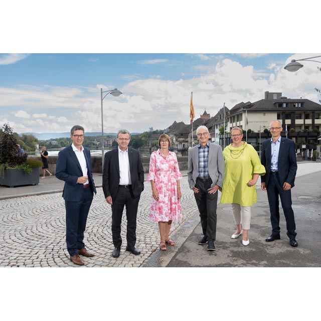 Der Stadtrat Rheinfelden in seiner aktuellen Zusammensetzung, flankiert von Stadtschreiber Roger Erdin (von links) mit Stadtammann Franco Mazzi, Stadträtin Susanna Schlittler, Vizeammann Walter Jucker, Stadträtin Claudia Rohrer und Stadtrat Dominik Burkhardt. Foto: Claus Pfisterer