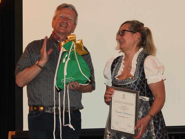 Claudia Rüttimann wird zum Ehrenmitglied ernannt. Foto: GastroAargau