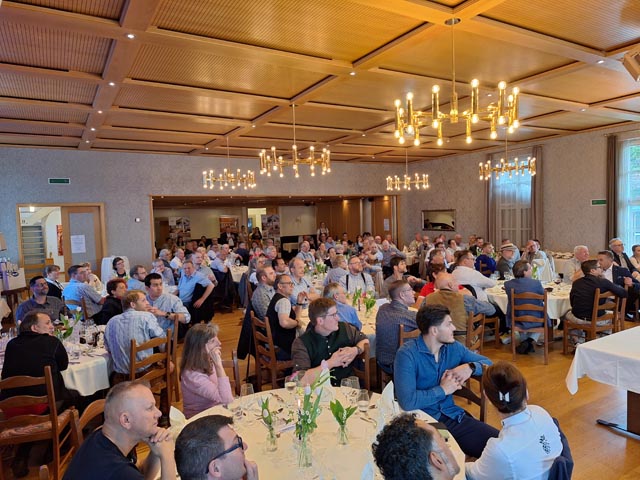 Die Gäste geniessen den Abend beim Dinner. Foto: GastroAargau