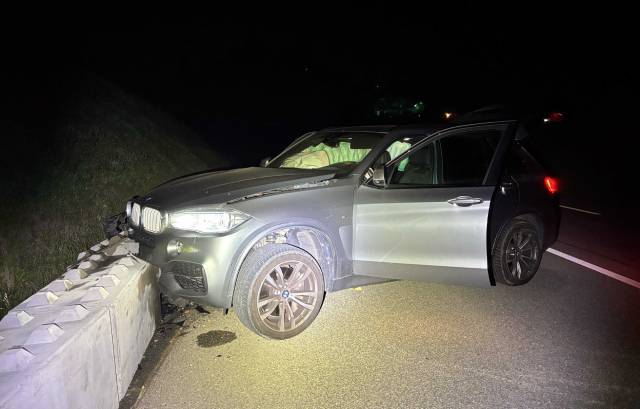 Während der Fahrer unverletzt blieb und der Beifahrer zur Kontrolle ins Spital gebracht wurde, entstand am Auto Totalschaden.