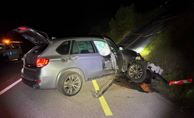 Während der Fahrer unverletzt blieb und der Beifahrer zur Kontrolle ins Spital gebracht wurde, entstand am Auto Totalschaden.
