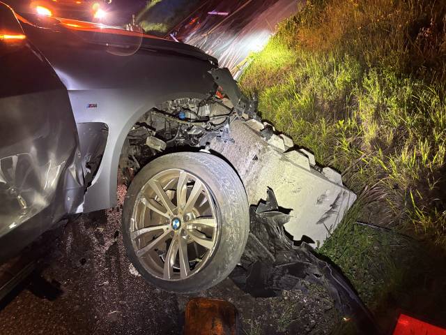 Während der Fahrer unverletzt blieb und der Beifahrer zur Kontrolle ins Spital gebracht wurde, entstand am Auto Totalschaden.