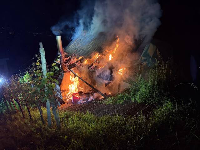 Das brennende Rebhaus in Frick. Foto: Polizei Aargau