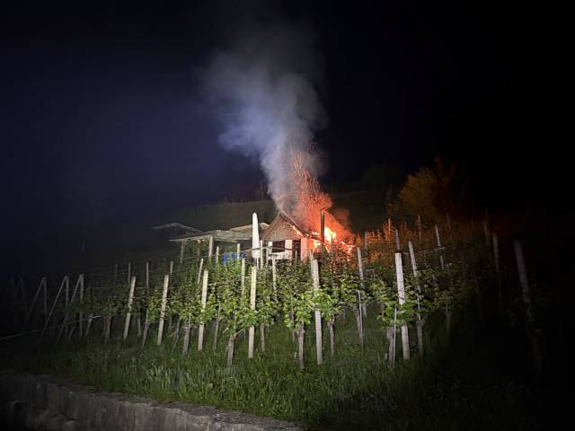 Brennendes Rebhaus in Frick. Foto: Polizei Aargau 