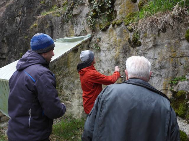 Geologe David Jaeggi (links) bei der Untersuchung des Kirchhügels. Foto: Peter Bircher