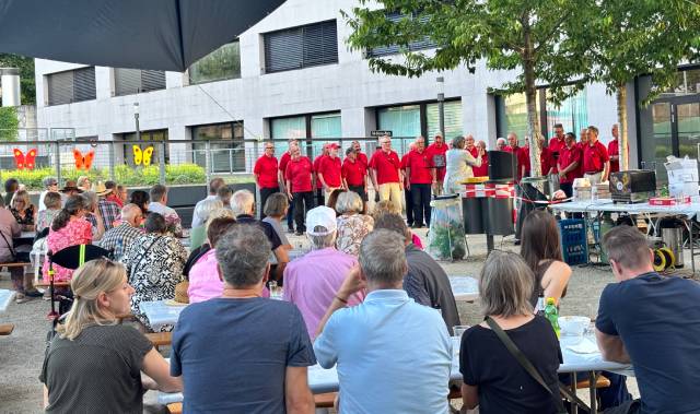 Der Männerchor Rheinfelden bei seinem Auftritt an der Schifflände