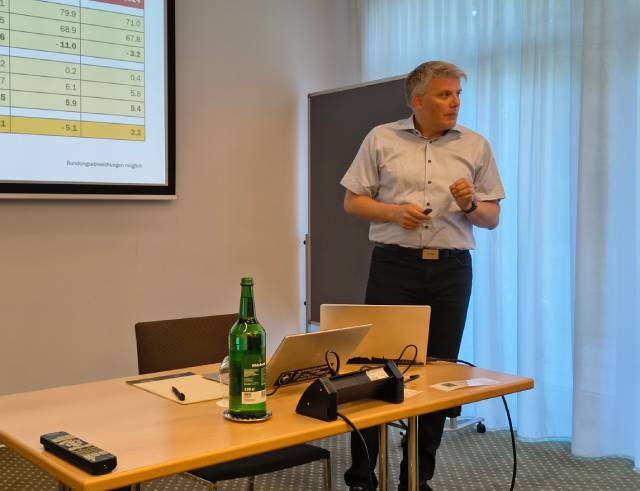 Vizeammann Benjamin Steiger präsentierte die Vorlagen der Gemeindeversammlung an der SVP-Parteiversammlung und stellte sich kritischen Fragen zu Planungskrediten und den Finanzen der Stadt. Foto: zVg
