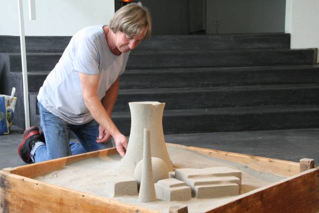 Daniel Waldner an seinem Werk «Auslaufmodell». Foto: Peter Schütz