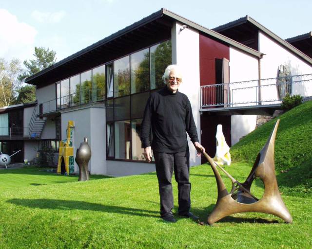 Erwin Rehmann im Skulpturengarten im Jahre 2001. Foto: Peter Schütz