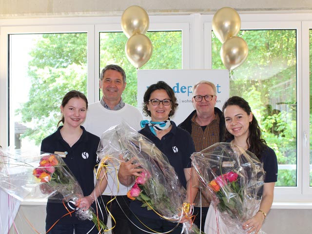 Fünf Jahre-Jubiläumsfeier Tagesstätte Frick Stiftung Wendepunkt (von links). Noela Weber, Praktikantin Stiftung Wendepunkt; Markus Stutz, Leiter Soziales und Mitglied der Geschäftsleitung Stiftung Wendepunkt, Claudia Fischer, Leiterin Tagesstätte Frick Stiftung Wendepunkt; Markus Geiter, Stiftungsrat Stiftung Wendepunkt, Geschäftsführer Gemeindeverband Sozialbereiche Bezirk Rheinfelden (GSBR) und im Vorstand Vereinigung Aargauischer Berufsbeiständinnen und -beistände (VABB); Rebeca Pereira, Gruppenleiterin Tagesstätte Frick Stiftung Wendepunkt). Foto: Stiftung Wendepunkt