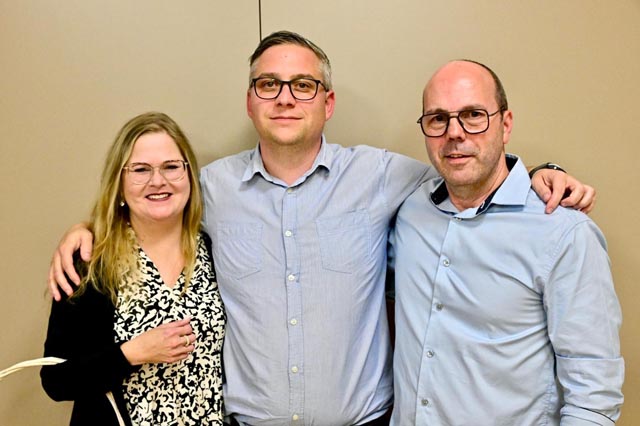 Verabschiedet: Gemeindeschreiber Edoardo Carrico (Mitte); flankiert von Lebenspartnerin Carmen Härdi und Gemeindeammann Andreas Hasler. Foto: zVg