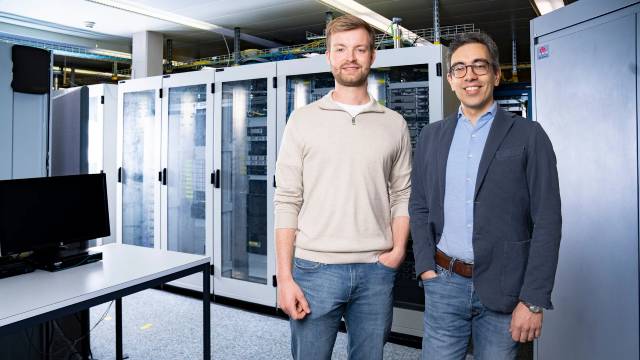 Timo Reents (links) und Giovanni Pizzi haben einer künstlichen Intelligenz beigebracht, fehlende Positionen von Wasserstoffatomen in Kristallstrukturen zu finden. © Paul Scherrer Institut PSI/Mahir Dzambegovic