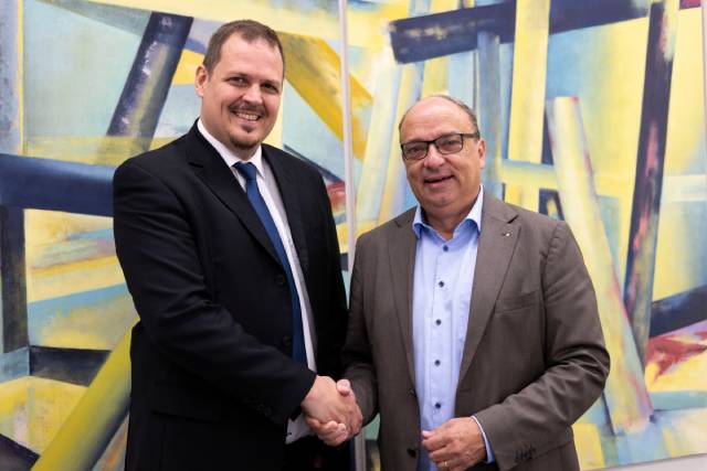 Regierungsrat Markus Dieth (rechts) gratuliert dem neuen Leiter der Finanzkontrolle des Kantons Aargau, Thomas Strebel.