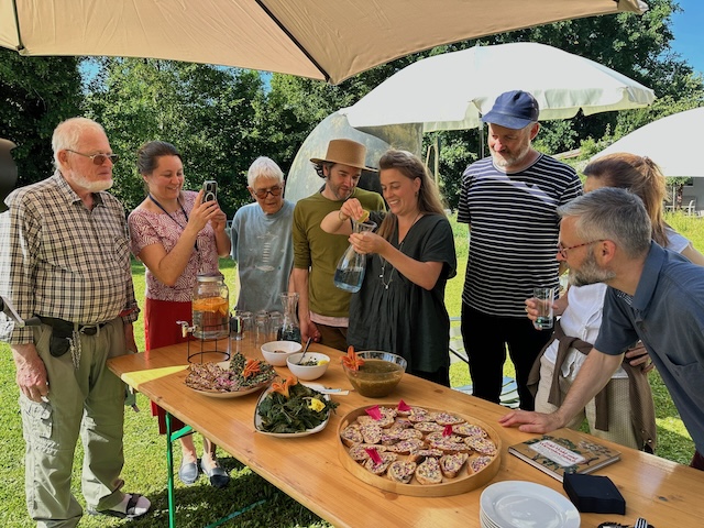 Die Gruppe präsentiert stolz ihr Kochwerk aus Wildpflanzen. Foto: Andrea Worthmann