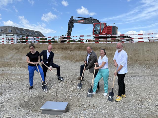 Bei der Grundsteinlegeung (von links): Rektorin Katrin Brupbacher, Abteilungsleiter. IMAG Urs Heimgartner, Regierungsrat Markus Dieth, Regierungsrätin Martina Bircher und Architekt Wim Eckert. Foto Susanne Hörth