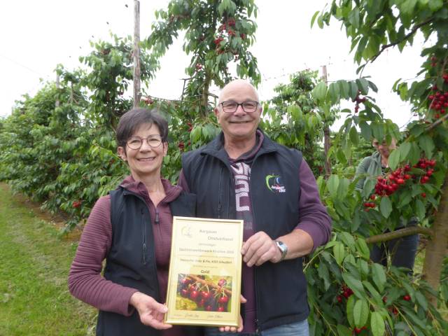 Die stolzen Jahressieger des Aargauer Kirschen Qualitätswettbewerbs 2026, Pia und Andy Steinacher, Schupfart. Foto: zVg