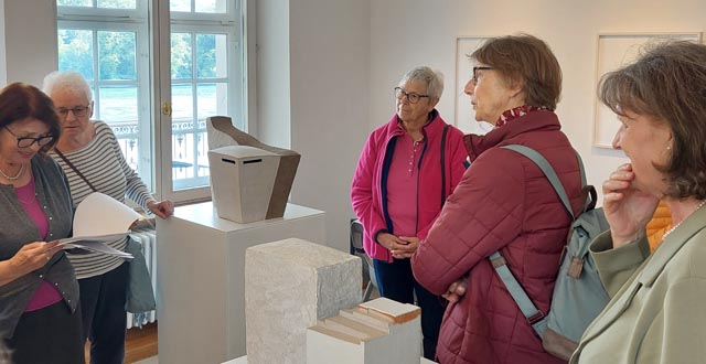 In der Kunstausstellung, links die Referentin Susanne Meier-Faust. Foto: M. Gisler