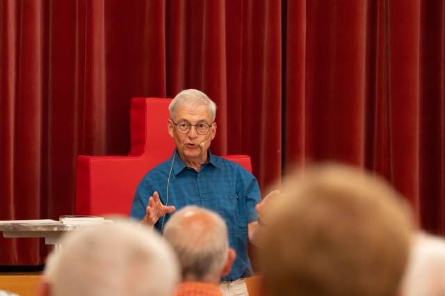 In seinem Vortrag «Demenz gestalten» stellte Thomas Jenelten, Präsident von Alzheimer Aargau, Unterstützungsangebote für Demenzbetroffene vor. Foto: srk